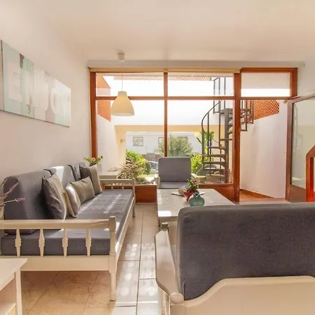 בית נופש Flatguest Pr - Terrace + Garden + 24h
